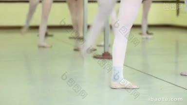 芭蕾舞学校与女芭蕾舞者在课堂上练习和跳舞